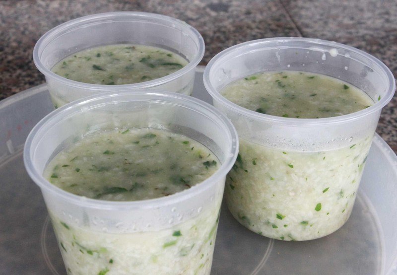 Các cháu nhỏ trong các khu cách ly được ăn cháo thịt được nấu cẩn thận, đảm bảo dinh dưỡng.