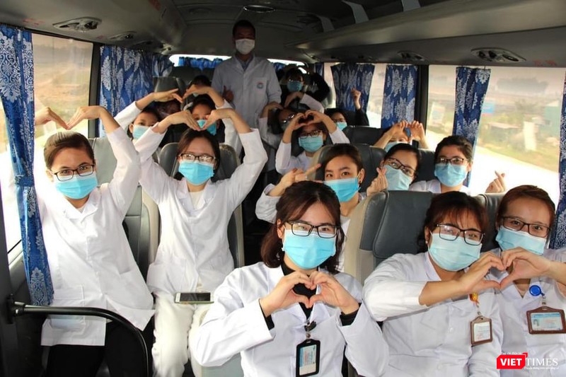 Chuyến xe rộn rã tiếng nói cười của các sinh viên tự hào đi vào tâm dịch.