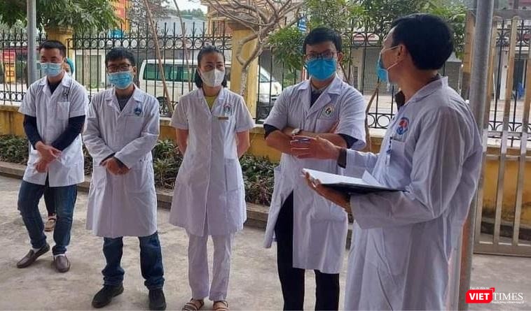 ThS. Nguyễn Trọng Khoa chia sẻ khó khăn với cán bộ y tế vùng có dịch.