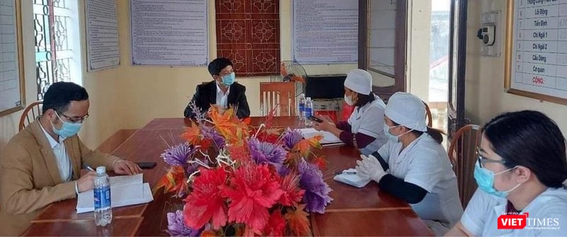 ThS. Nguyễn Trọng Khoa đến thăm và động viên cán bộ y tế của Trung tâm y tế.