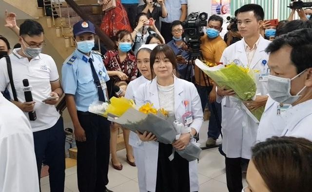 BS Anh Thơ (người ôm hoa đứng giữa) trong buổi tiễn bệnh nhân Li Ding ra viện