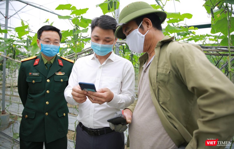 Tổng Giám đốc Viettel Post Trần Trung Hưng (ngoài cùng bên trái) cho rằng là cơ hội để Viettel Post giúp bà con nông dân và địa phương chuyển đổi số trong nông nghiệp.