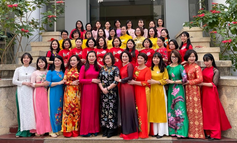 Tập thể các nhà khoa học nữ Viện Hóa học các hợp chất thiên nhiên. Ảnh: https://vast.gov.vn/ Tập thể các nhà khoa học nữ Viện Hóa học các hợp chất thiên nhiên. Ảnh: https://vast.gov.vn/