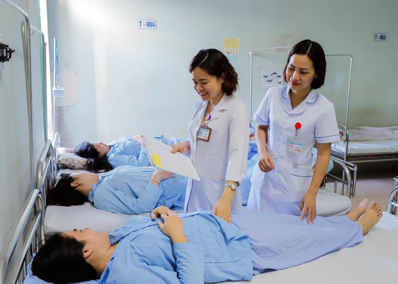 ThS. Cao Thị Dung - Trưởng khoa Hỗ trợ Sinh sản - BV Phụ sản Thanh Hoá thăm bệnh nhân.