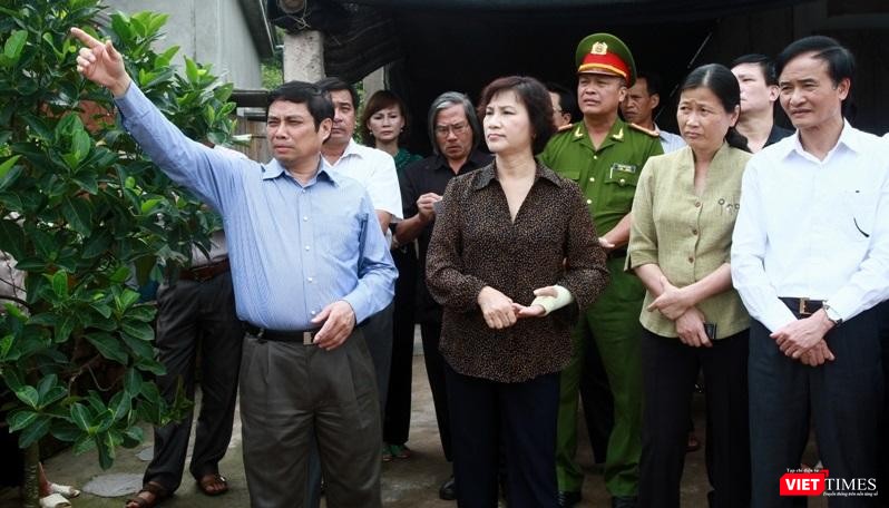 Ông Phạm Minh Chính cùng bà Nguyễn Thị Kim Ngân khảo sát địa điểm sân bay Vân Đồn.