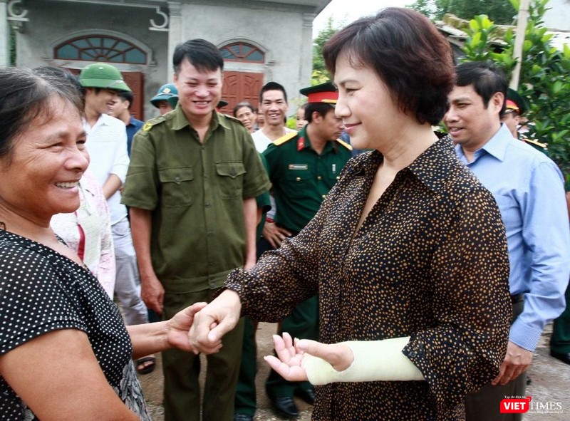 Bà Nguyễn Thị Kim Ngân trao đổi, trò chuyện với người dân Vân Đồn.