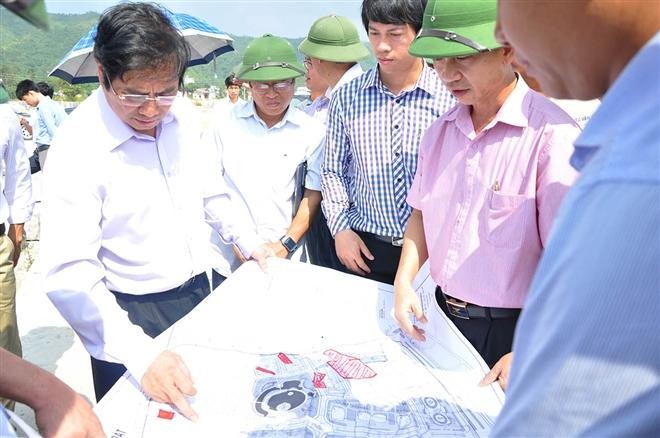 Ông Phạm Minh Chính đi kiểm tra dự án Vân Đồn (vào năm 2014).