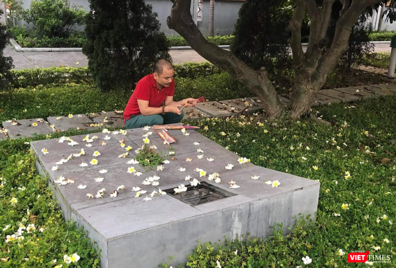 Mặc dù đã đưa được hài cốt của cố TBT Hà Huy Tập về an táng tại quê nhà nhưng lòng anh Hà Huy Thanh vẫn còn những điều ngổn ngang. Mặc dù đã đưa được hài cốt của cố TBT Hà Huy Tập về an táng tại quê nhà nhưng lòng anh Hà Huy Thanh vẫn còn những điều ngổn ngang.