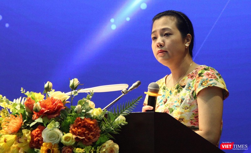 Bà Trần Thị Quốc Hiền – Phó Cục trưởng Cục Tin học hoá. Bà Trần Thị Quốc Hiền – Phó Cục trưởng Cục Tin học hoá.