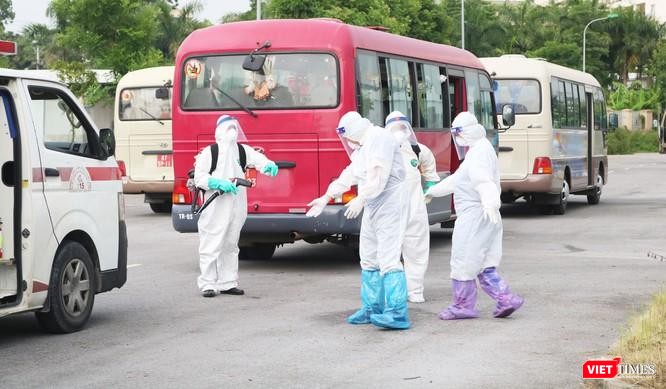 Nhân viên y tế phun khử khuẩn để phòng COVID-19.