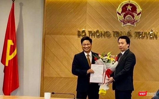 Thứ trưởng Nguyễn Huy Dũng trao quyết định cho ông Nguyễn Khắc Lịch