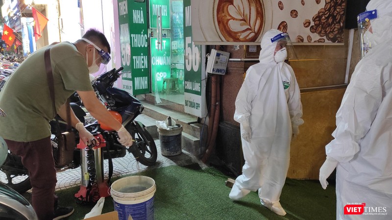 Cán bộ chống dịch pha dung dịch khử khuẩn... Cán bộ chống dịch pha dung dịch khử khuẩn...