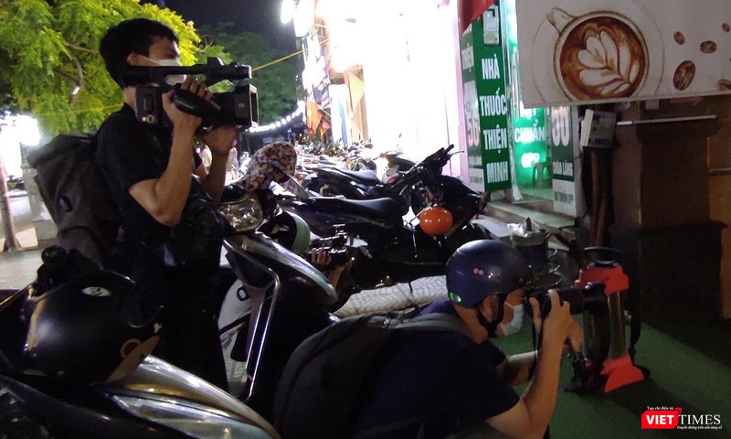 Một số phóng viên báo chí tới tác nghiệp mặc dù đã tối muộn. Một số phóng viên báo chí tới tác nghiệp mặc dù đã tối muộn.