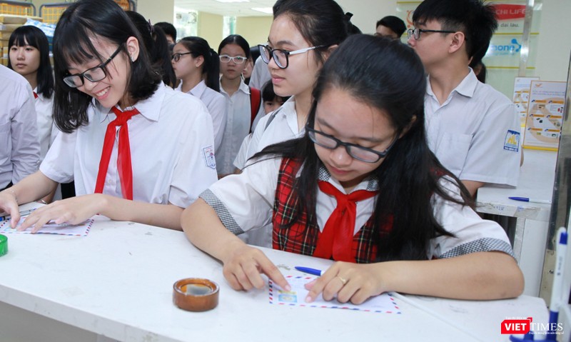 Các em học sinh gửi thư dự thi Viết thư quốc tế UPU.