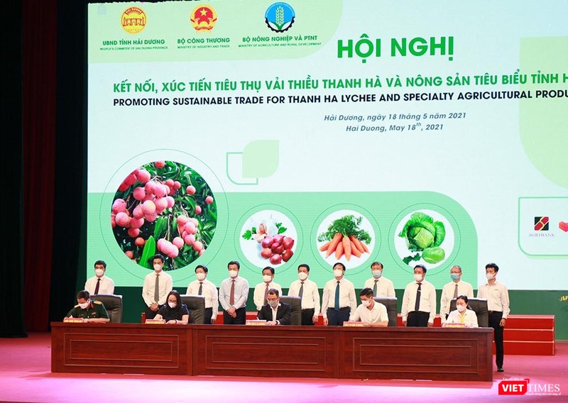 Các sàn TMĐT ký kết với nhà cung cấp vải thiều Thanh Hà với sự chứng kiến của đại diện Bộ Công thương, Bộ NN&amp;PTNT, UBND tỉnh Hải Dương.