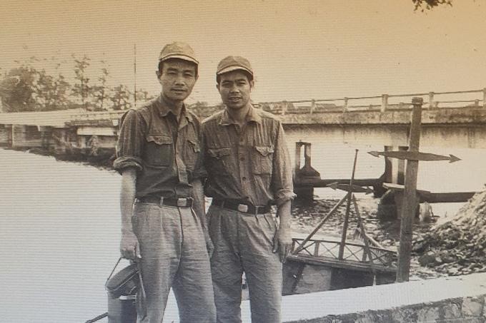 Anh Vũ Duy Thông (trái) khi đang là phóng viên chiến trường.