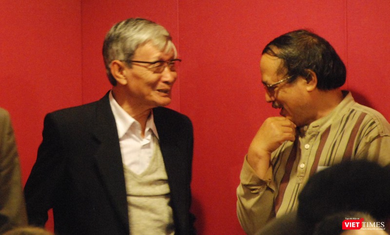 Nguyễn Xuân Khánh (trái) từng được nhắc tới là nhà văn lớn tuổi nhất viết dài nhất khi ra mắt “Đội gạo lên chùa” năm 2011