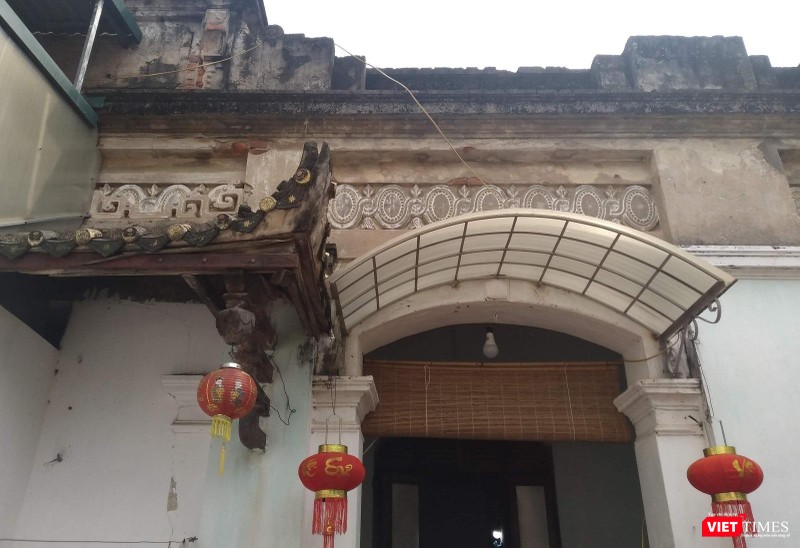 Hai bác rất tự hào về ngôi nhà với những họa tiết trang trí bằng gỗ sang trọng, bền vững trong ngôi nhà.