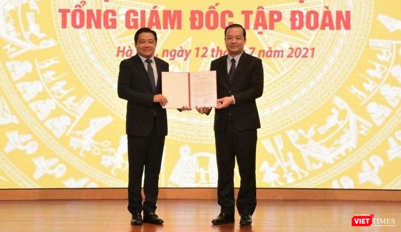 Chủ tịch HDDTV Tập đoàn VNPT Phạm Đức Long trao quyết định bổ nhiệm ông Huỳnh Quang Liêm giữ chức vụ Tổng giám đốc Tập đoàn VNPT.