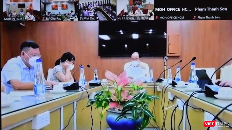 Các đại biểu tham dự cuộc họp trực tuyến tại Sở Y tế TP.HCM và Bệnh viện Chợ Rẫy.