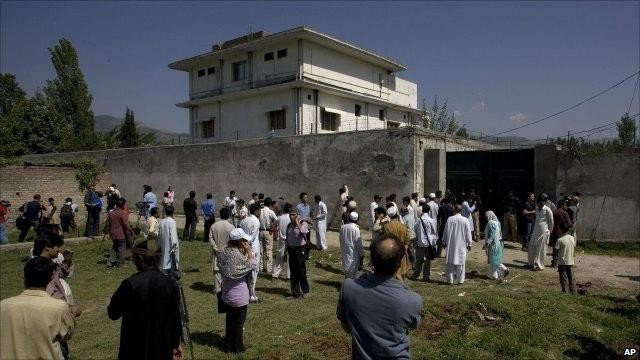 Ngôi nhà Bin Laden ở trông như pháo đài, với tường bao quanh cao 5,5 m. Ban công các tầng nhà cũng được xây tường cao hơn 2 m.