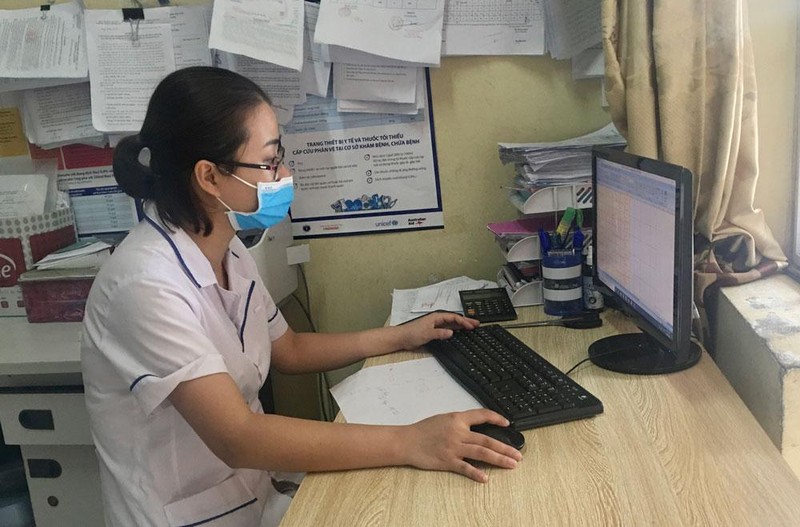 Cán bộ y tế xã Bản Ngoại (Đại Từ - Thái Nguyên) cập nhật thông tin tiêm phòng lên Cổng thông tin tiêm chủng COVID-19.