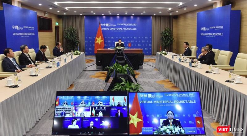 Sau phiên khai mạc, Thủ tướng Phạm Minh Chính và Bộ trưởng Nguyễn Mạnh Hùng tiếp tục tham gia Hội nghị bàn tròn Bộ trưởng với chủ đề: "Cắt giảm chi phí: Liệu chi phí truy cập với giá phù hợp có thể tăng tốc chuyển đổi số".