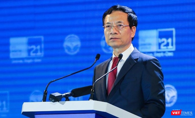 Bộ trưởng Bộ Thông tin và Truyền thông Nguyễn Mạnh Hùng phát biểu từ đầu cầu Việt Nam.