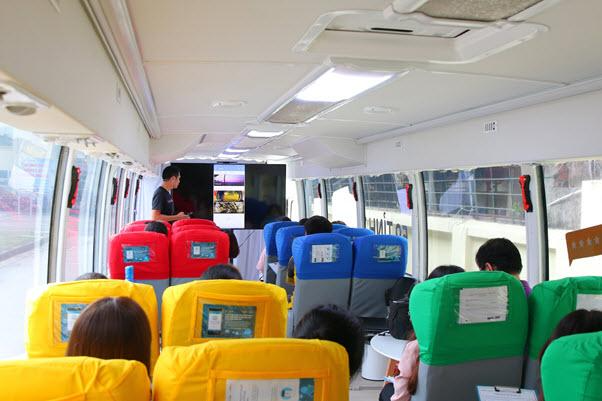 Trên chuyến xe công nghệ Digital Bus, doanh nghiệp nhỏ và siêu nhỏ, các chủ cửa hàng, các cá nhân khởi nghiệp và sinh viên tại Việt Nam được hướng dẫn ứng dụng công nghệ để tăng hiệu quả kinh doanh online. (Ảnh chụp trước khi bùng phát dịch COVID-19). Trên chuyến xe công nghệ Digital Bus, doanh nghiệp nhỏ và siêu nhỏ, các chủ cửa hàng, các cá nhân khởi nghiệp và sinh viên tại Việt Nam được hướng dẫn ứng dụng công nghệ để tăng hiệu quả kinh doanh online. (Ảnh chụp trước khi bùng phát dịch COVID-19).