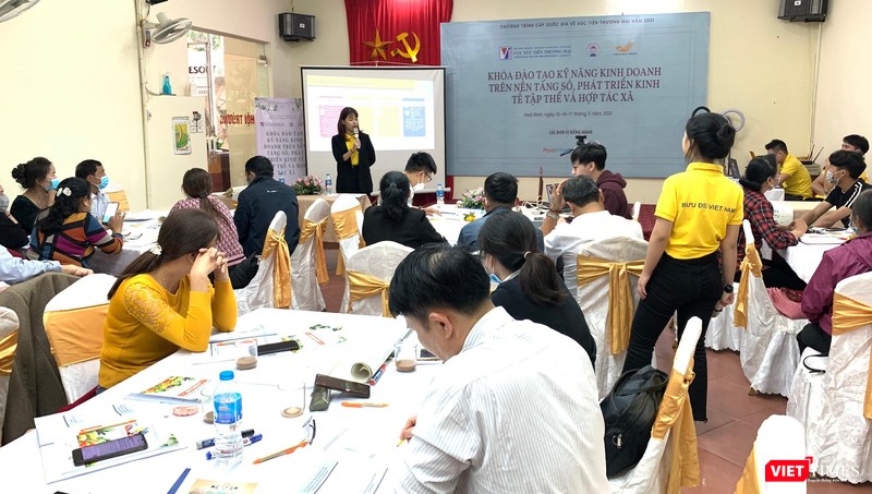 Chương trình hướng dẫn cho các hộ nông dân, hộ sản xuất nông nghiệp cách tạo gian hàng, chụp ảnh, viết thông tin mô tả và đưa sản phẩm lên môi trường số. Chương trình hướng dẫn cho các hộ nông dân, hộ sản xuất nông nghiệp cách tạo gian hàng, chụp ảnh, viết thông tin mô tả và đưa sản phẩm lên môi trường số.