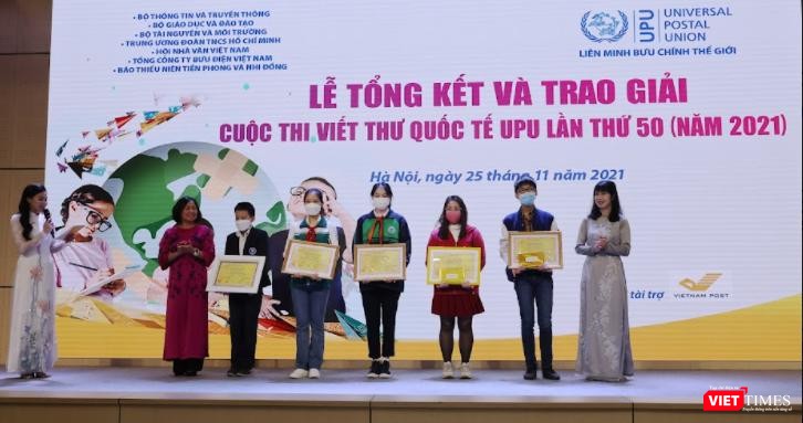 BTC cuộc thi trao giải cho các thí sinh đoạt giải khuyến khích và tại các điểm cầu. BTC cuộc thi trao giải cho các thí sinh đoạt giải khuyến khích và tại các điểm cầu.