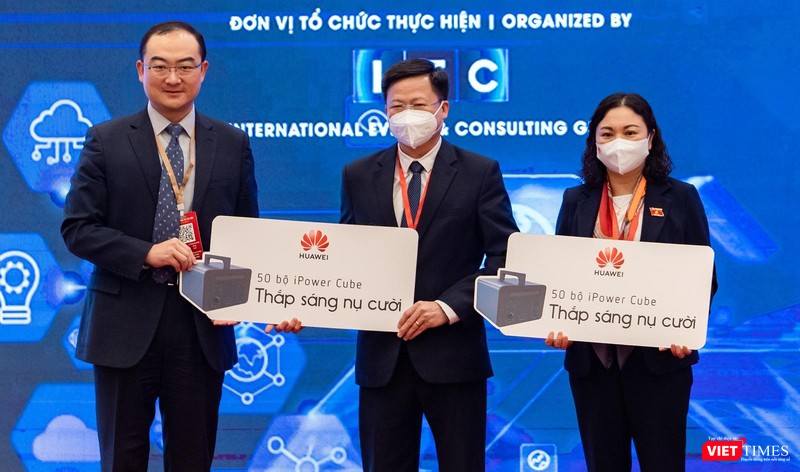 Huawei Việt Nam trao tặng 100 bộ thiết bị trạm sạc dự phòng di động.