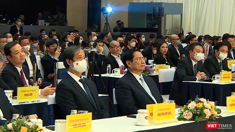 Thủ tướng Phạm Minh Chính cùng các thành viên Chính phủ và cộng đồng công nghệ số lắng nghe nội dung trao đổi của Bộ trưởng Nguyễn Mạnh Hùng. Thủ tướng Phạm Minh Chính cùng các thành viên Chính phủ và cộng đồng công nghệ số lắng nghe nội dung trao đổi của Bộ trưởng Nguyễn Mạnh Hùng.