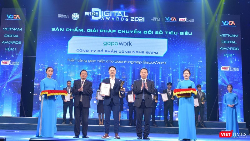 Ông Chu Đức Minh - Giám đốc Công nghệ của Công ty CP Công nghệ Gapo - nhận bằng chứng nhận và Cup Giải pháp Chuyển đổi số tiêu biểu của Giải thưởng Chuyển đổi số Việt Nam 2021 cho Nền tảng giao tiếp doanh nghiệp GapoWork