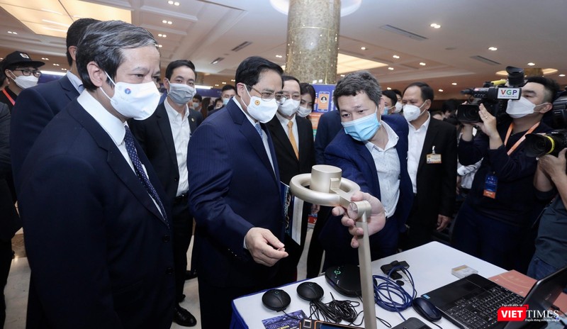 Thủ tướng thăm các gian triển lãm về đổi mới sáng tạo khoa học công nghệ. Thủ tướng thăm các gian triển lãm về đổi mới sáng tạo khoa học công nghệ.