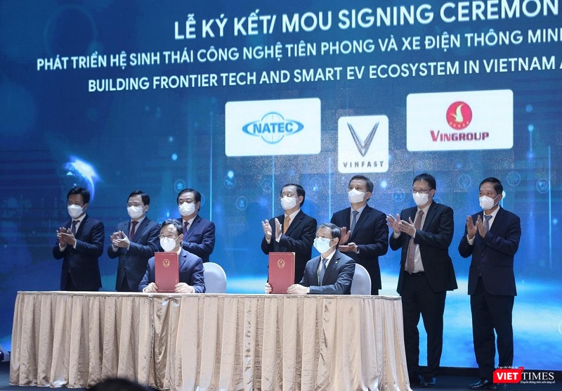 Bộ trưởng Huỳnh Thành Đạt chứng kiến lễ ký kết Phát triển hệ sinh thái công nghệ của VinGroup. Bộ trưởng Huỳnh Thành Đạt chứng kiến lễ ký kết Phát triển hệ sinh thái công nghệ của VinGroup.