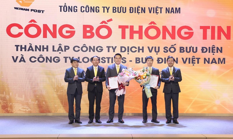 Thứ trưởng Bộ TT&amp;TT Phạm Anh Tuấn (thứ hai trái sang) chứng kiến lễ công bố thành lập 2 công ty thành viên của Vietnam Post là Công ty Dịch vụ số bưu điện Việt Nam và Công ty Logistics bưu điện Việt Nam.