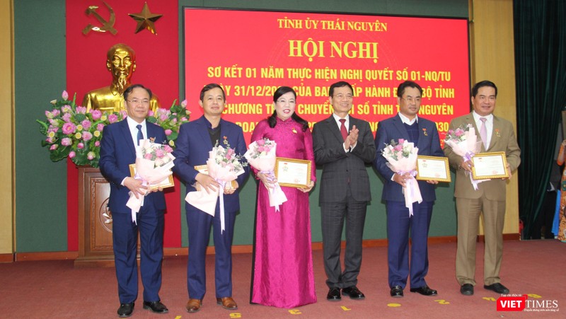 Bộ trưởng Bộ Thông tin và Truyền thông Nguyễn Mạnh Hùng tặng Kỷ niệm chương "Vì sự nghiệp Thông tin và truyền thông" cho Bí thư Tỉnh ủy Thái Nguyên Nguyễn Thanh Hải và 4 cá nhân.