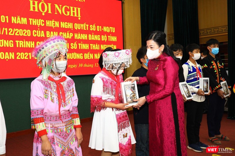 Bộ trưởng Nguyễn Mạnh Hùng và Bí thư Tỉnh uỷ Thái Nguyên Nguyễn Thanh Hải trao thiết bị học tập cho học sinh có hoàn cảnh khó khăn tại Thái Nguyên