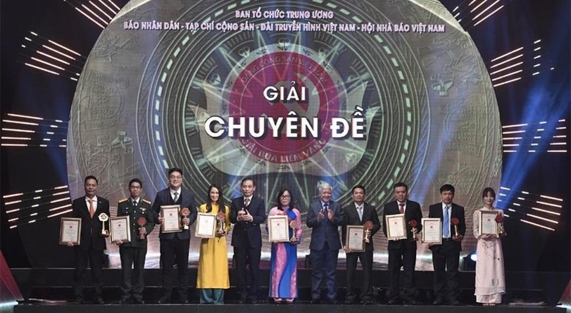 Các tác giả nhận giải Chuyên đề trong khuôn khổ Giải Búa liềm vàng.