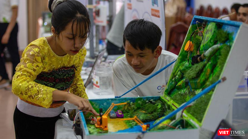 Một em học sinh dân tộc tỉnh Hòa Bình trình bày một giải pháp cảnh báo sạt lở thực hiện từ việc ứng dụng bo mạch Micro:bit và Scratch.