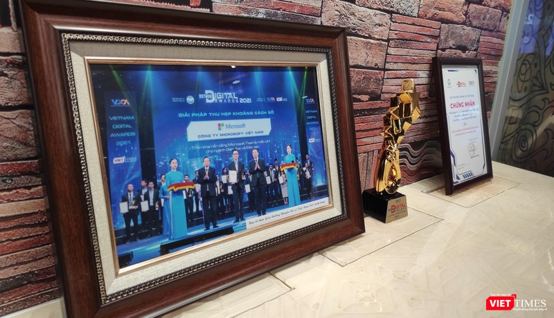 Giấy chứng nhận Microsoft đoạt Giải thưởng Chuyển đổi số Việt Nam 2021, cúp và ảnh lưu niệm của Ban Tổ chức tặng được đặt tại phòng họp Hà Nội trong văn phòng mới.
