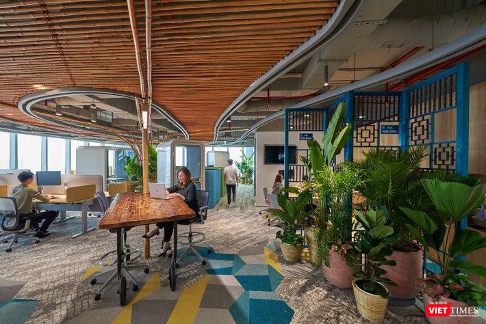 Văn phòng có nhiều khu vực không gian mở, cây xanh.
