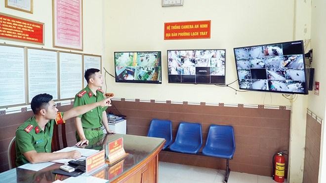 Trực ban Công an phường Lạch Tray quan sát tình hình ANTT thông qua hệ thống camera an ninh. Ảnh: congan.haiphong.gov.vn