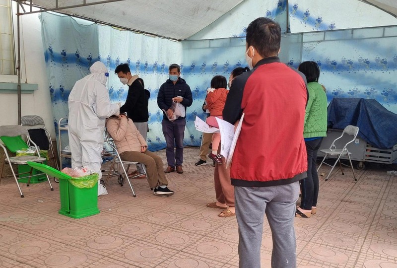 Người dân xếp hàng chờ xét nghiệm tại trạm y tế. Người dân xếp hàng chờ xét nghiệm tại trạm y tế.