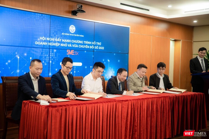27 doanh nghiệp có nền tảng số xuất sắc cùng đại diện Bộ TT&amp;TT ký kết hợp tác triển khai chương trình SMEdx năm 2022.