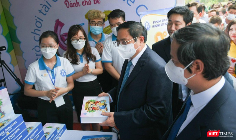 Đi thăm các gian hàng tại Ngày hội Khởi nghiệp quốc gia của học sinh, sinh viên, Thủ tướng cho rằng phải thúc đẩy mạnh mẽ hệ sinh thái khởi nghiệp ngành giáo dục.