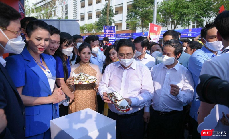 Thủ tướng đi thăm các gian hàng tại Ngày hội Khởi nghiệp Quốc gia của học sinh, sinh viên lần thứ IV.