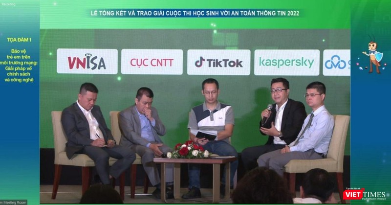 Các chuyên gia thảo luận và cho rằng phụ huynh cần nhận thức rõ về tác hại có thể xảy đến với trẻ em và thanh thiếu niên khi các em bị cuốn vào thế giới mạng phức tạp mà không có sự tư vấn, hướng dẫn và giám sát phù hợp.