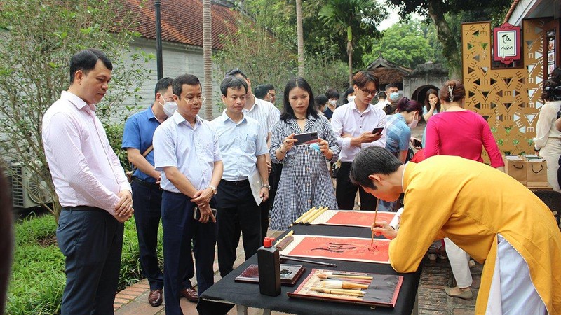 Phó Tổng Cục trưởng Tổng Cục Du lịch Nguyễn Lê Phúc và các đại biểu trải nghiệm không gian Thư quán tại Văn Miếu - Quốc Tử Giám.